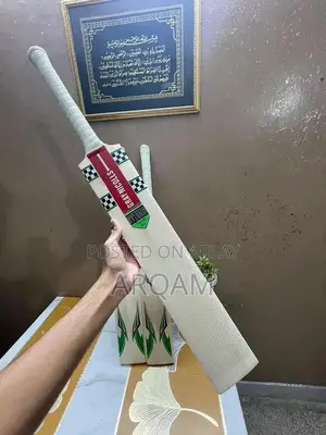 Photo - Kashmir Willow Cricket Bat Professional Grade