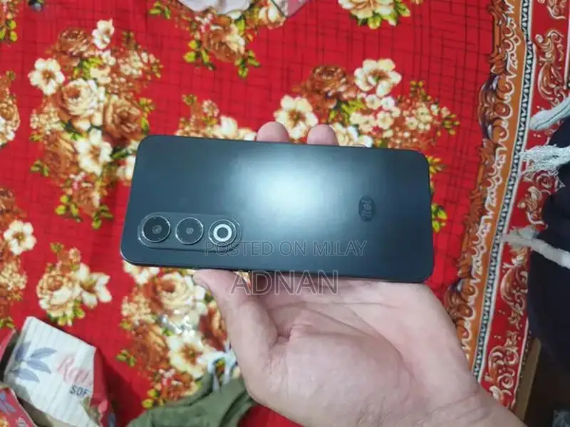 Compact Smartphone with AMOLED Display and Fingerprint Sensor