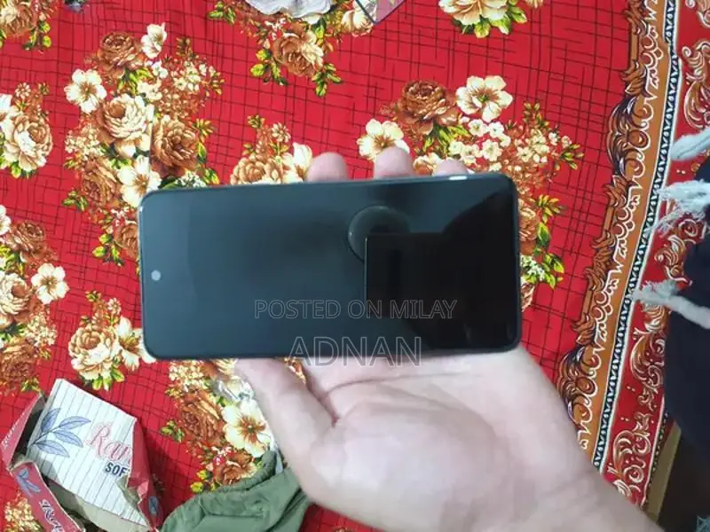 Compact Smartphone with AMOLED Display and Fingerprint Sensor