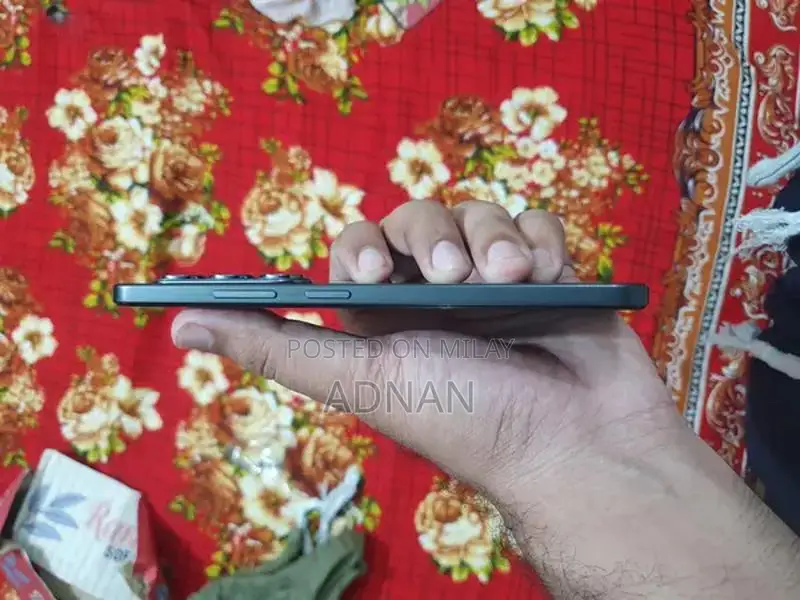 Compact Smartphone with AMOLED Display and Fingerprint Sensor