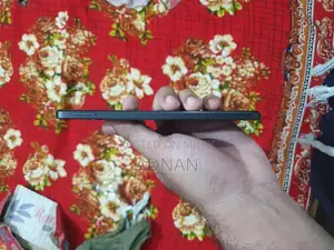 Compact Smartphone with AMOLED Display and Fingerprint Sensor