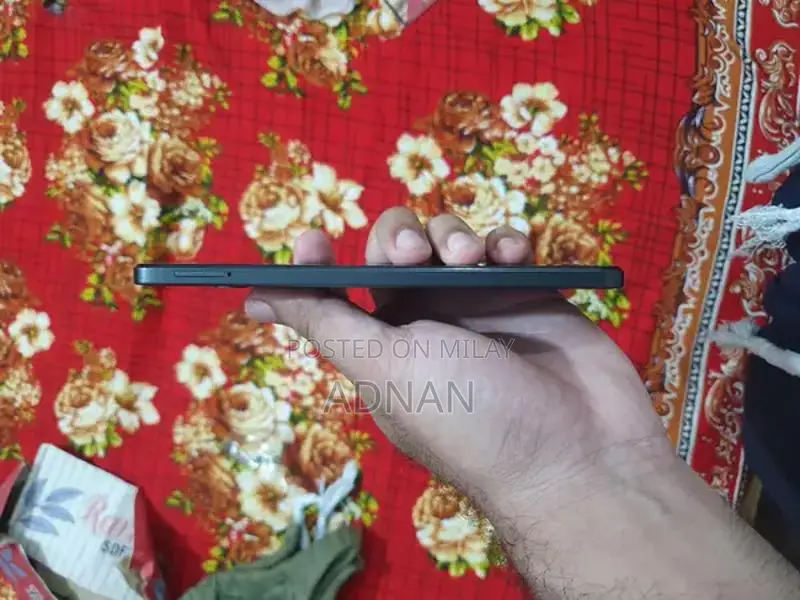 Compact Smartphone with AMOLED Display and Fingerprint Sensor