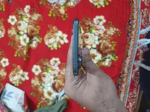 Compact Smartphone with AMOLED Display and Fingerprint Sensor