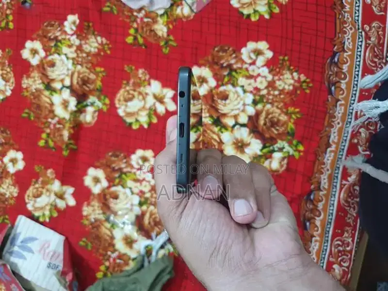 Compact Smartphone with AMOLED Display and Fingerprint Sensor