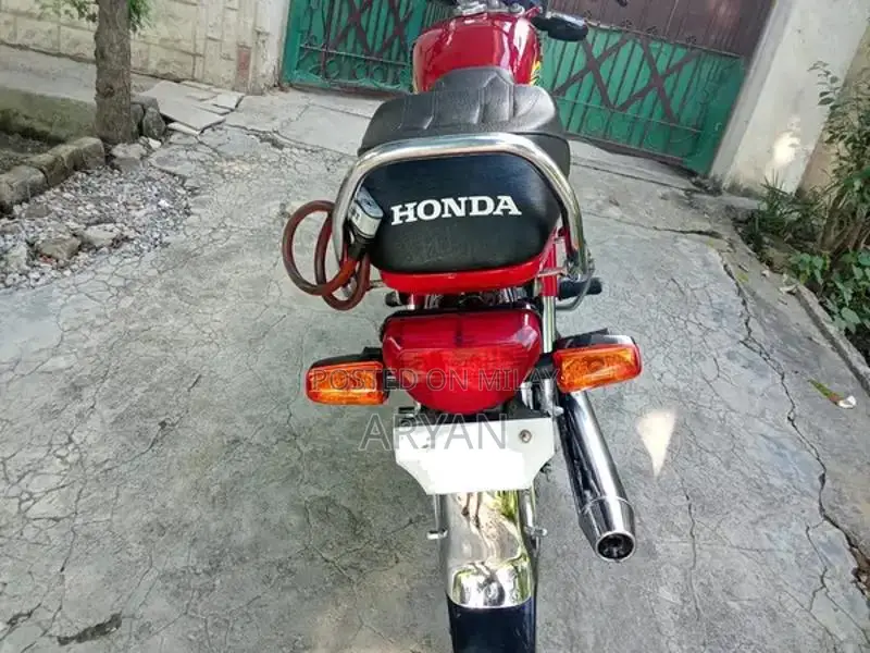 Honda CD70 Motorcycle - Reliable Single Cylinder Commuter