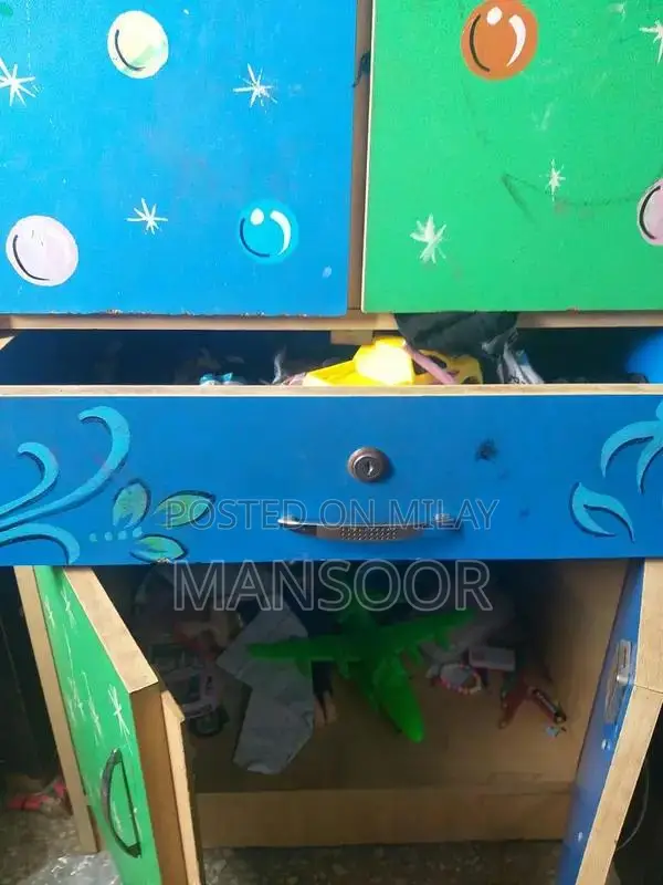 Single Wardrobe with Missing Keys, Good Condition