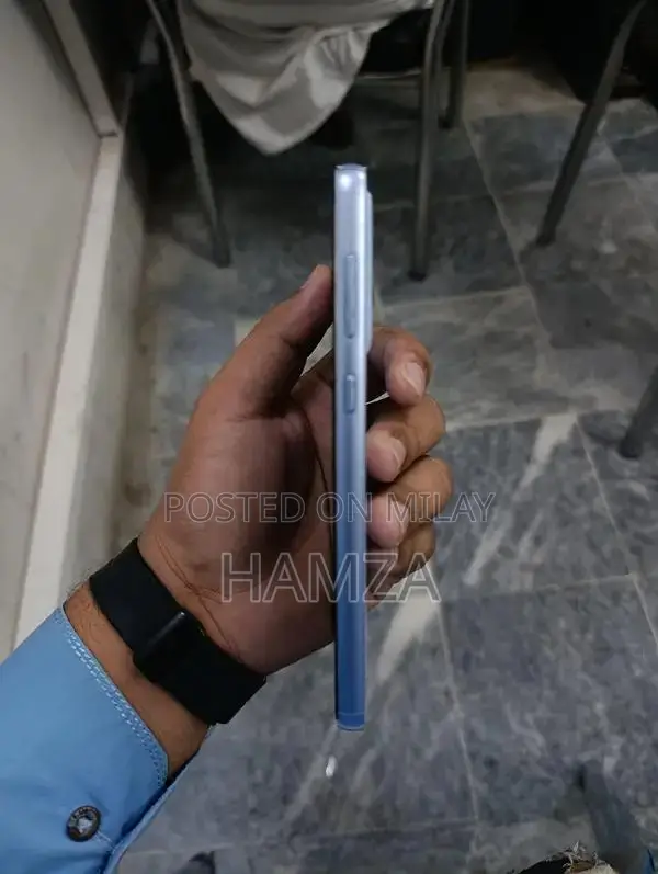 Mid-Range 5G Smartphone with Expandable Storage