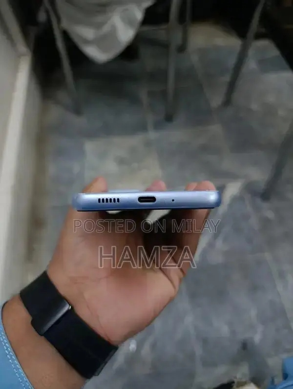 Mid-Range 5G Smartphone with Expandable Storage