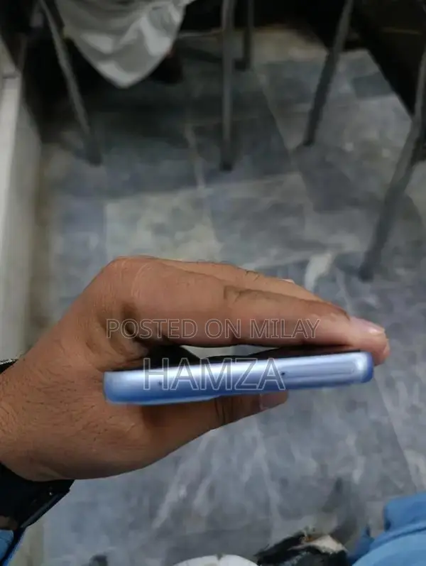 Mid-Range 5G Smartphone with Expandable Storage