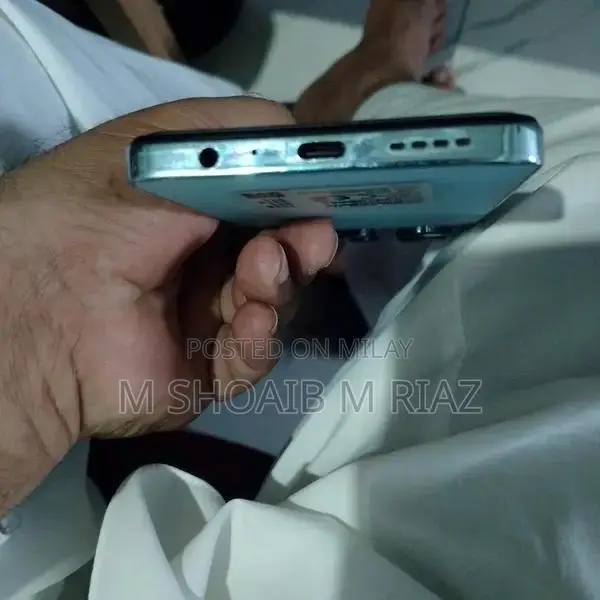 High Performance Mobile: 8GB RAM, 256GB Storage