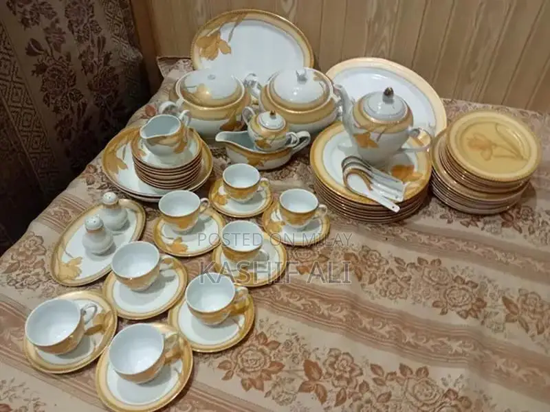 72-Piece Dinner Set in Excellent Condition