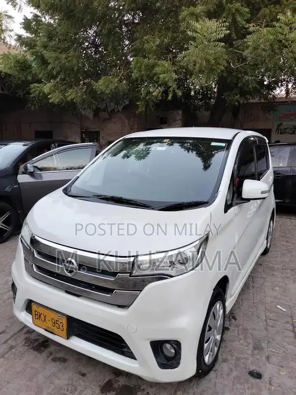 Nissan DayZ Highway Star Compact SUV with Premium Features