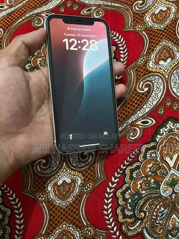 Apple iPhone 11 128GB Smartphone - Pristine Condition