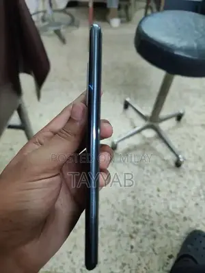 Smartphone in Excellent Condition with Original Accessories