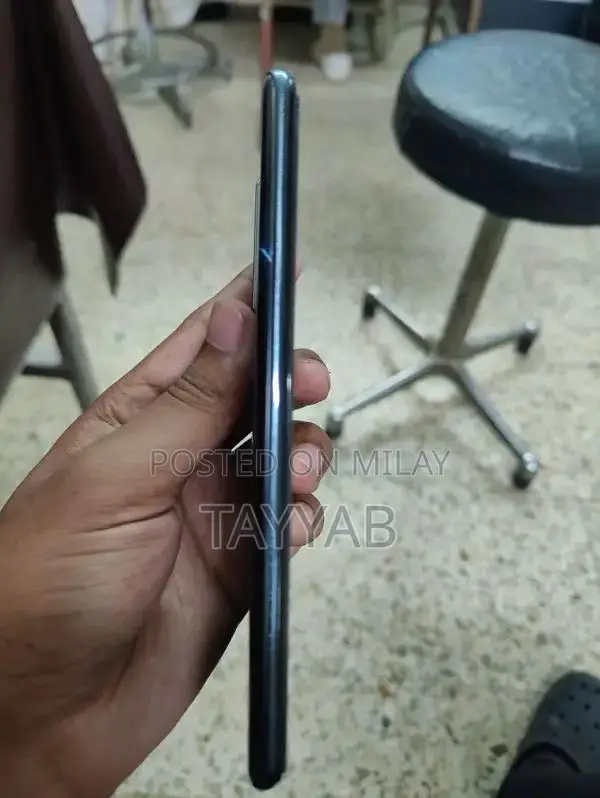 Smartphone in Excellent Condition with Original Accessories