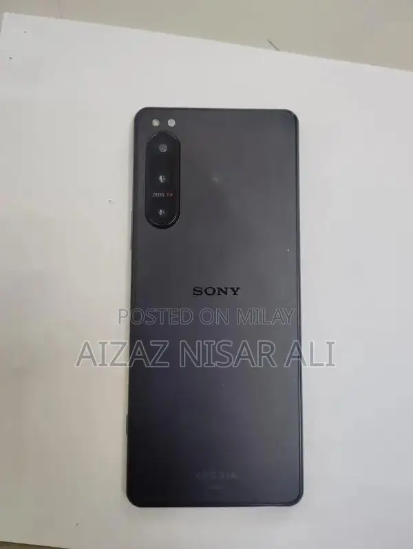 Compact Smartphone with High Performance Snapdragon Processor