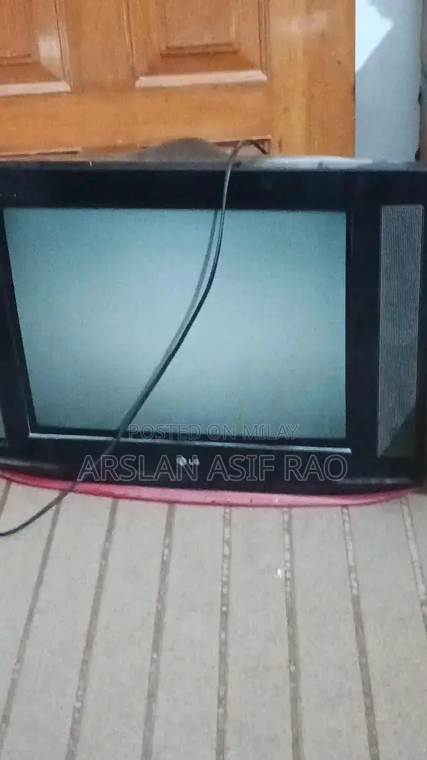 Vintage LG 21-Inch CRT Television - Classic SD Home Entertainment Disp