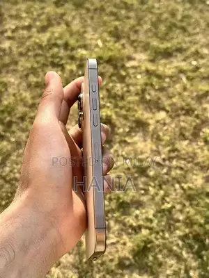 Premium Smartphone with High-End Performance and Features