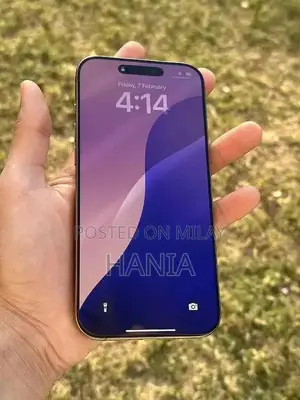 Premium Smartphone with High-End Performance and Features