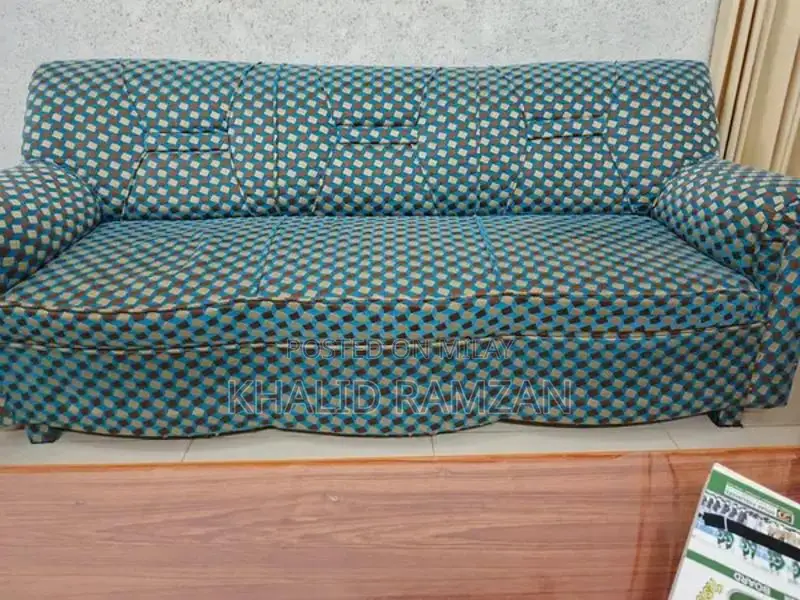 Comfortable 5-Seater Sofa in Excellent Condition