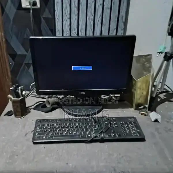 18-Inch LCD Screen Display - Quality Monitor for Computer