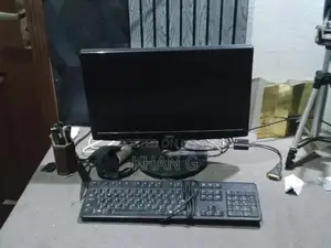 18-Inch LCD Screen Display - Quality Monitor for Computer