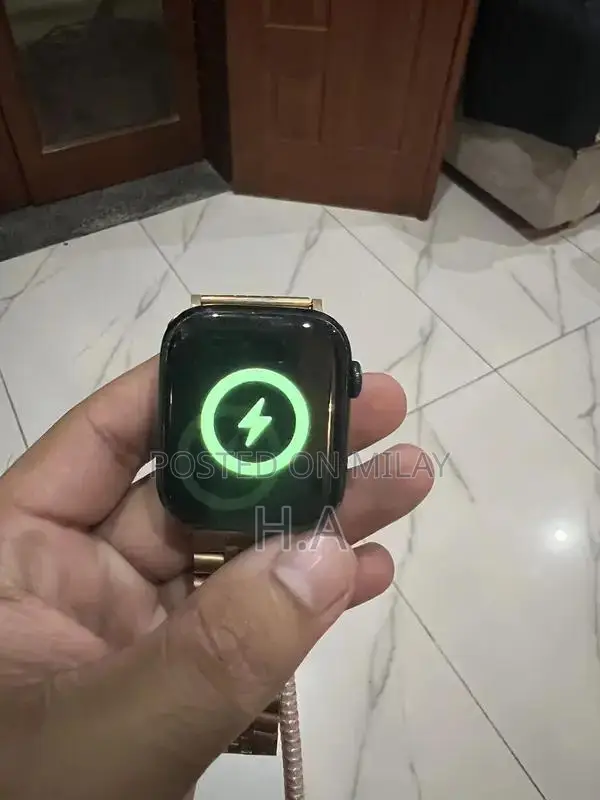 Apple Watch Series 7 45mm Smartwatch - Excellent Condition with Minor