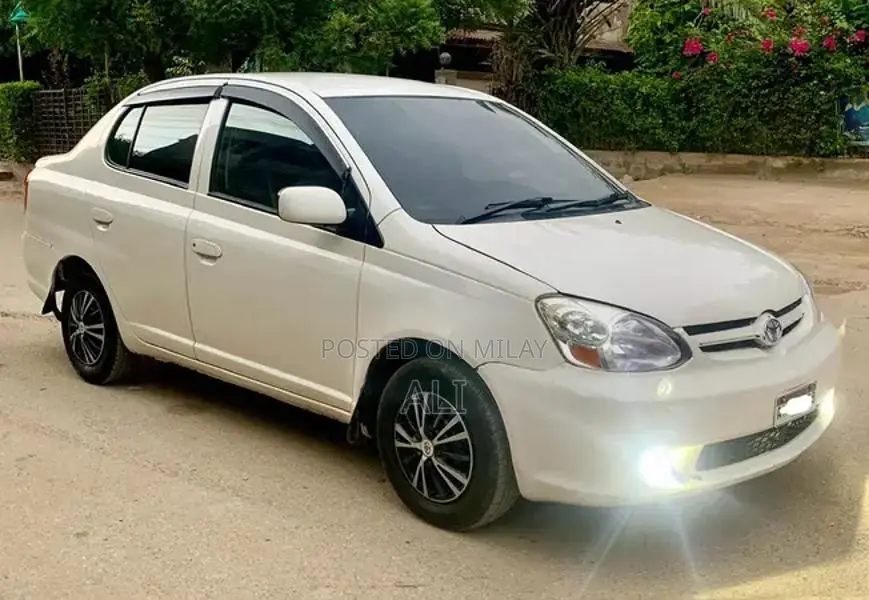 Toyota Platz 1.0F Compact Sedan - Well-Maintained Condition