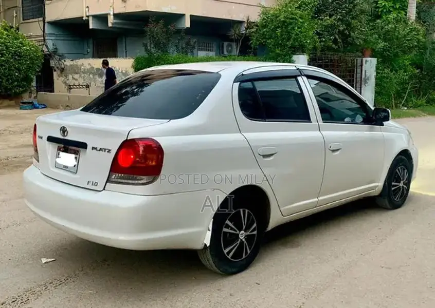 Toyota Platz 1.0F Compact Sedan - Well-Maintained Condition