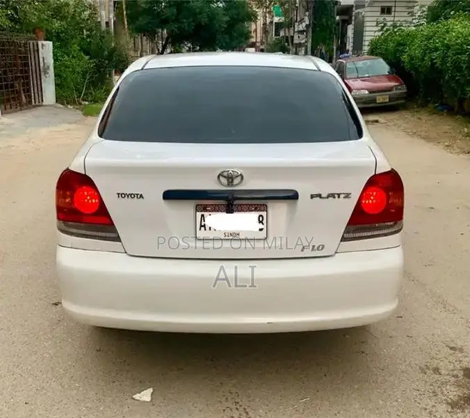 Toyota Platz 1.0F Compact Sedan - Well-Maintained Condition