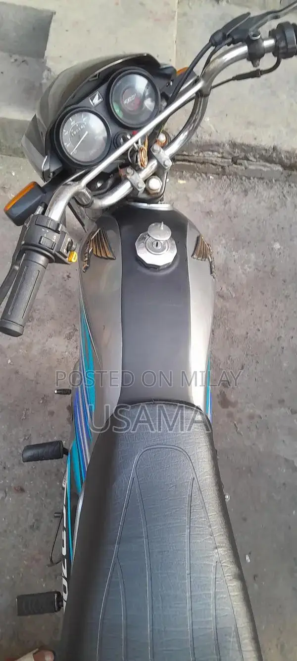 Honda CD 70 Dream Motorcycle - Classic Commuter Bike