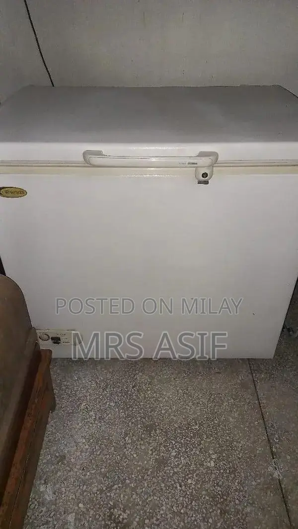 Waves Single-User Refrigerator in Excellent Condition