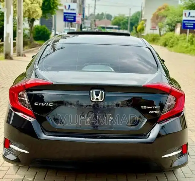 Honda Civic X Sedan - Reliable Compact Car with Impressive Efficiency