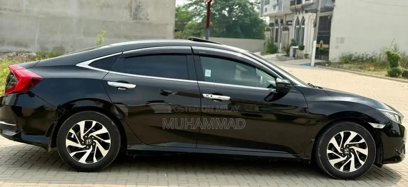 Honda Civic X Sedan - Reliable Compact Car with Impressive Efficiency