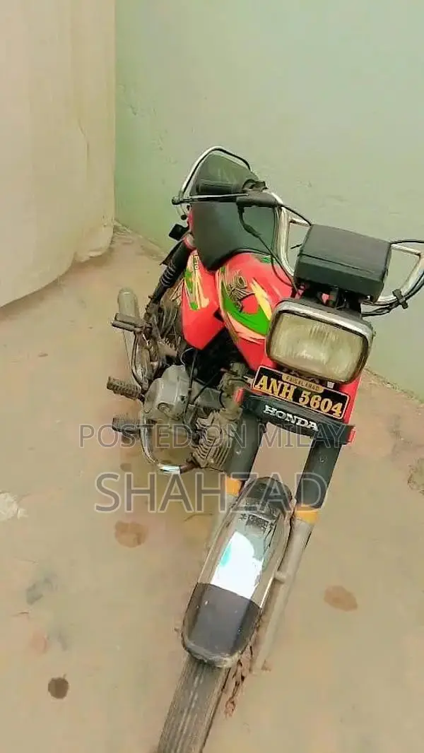 High-Performance Letar Card with V8 Engine Compatibility