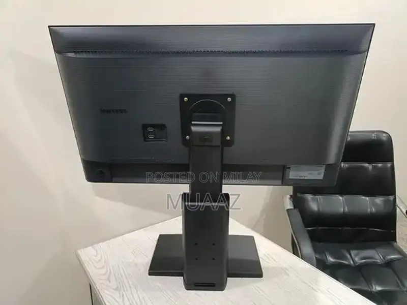 Samsung 32-inch 4K Professional Borderless LED Monitor