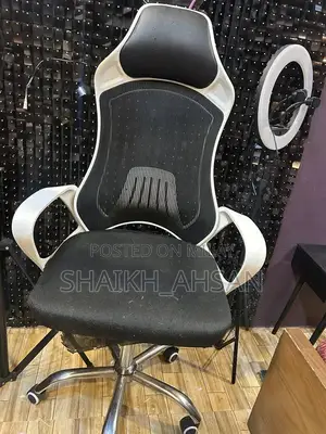 Black and White Gaming Chair for Serious Gamers