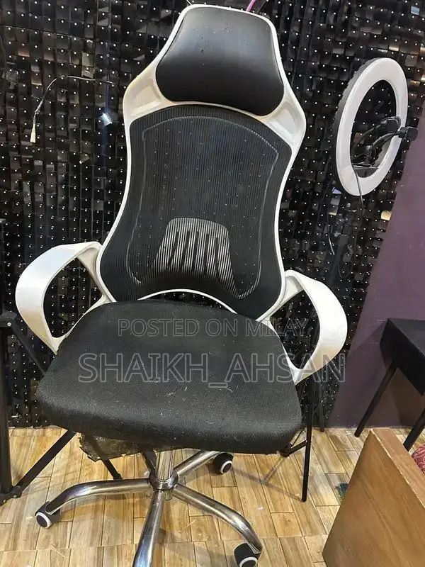 Black and White Gaming Chair for Serious Gamers