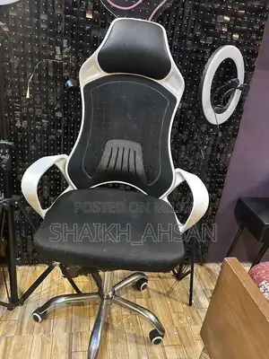 Black and White Gaming Chair for Serious Gamers