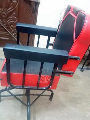 Photo - Modern Pourlr Chair - Quality Furniture Piece