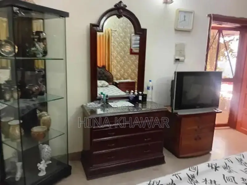 Male-Only Furnished Room in PECHS Ground Floor