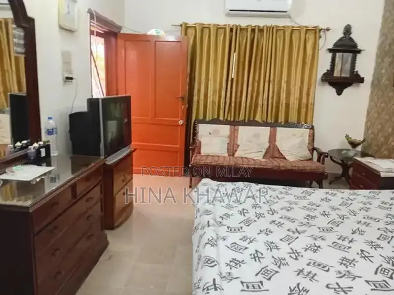 Male-Only Furnished Room in PECHS Ground Floor