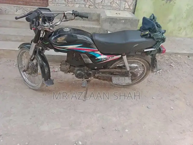 Honda 70 Dream Motorcycle - 2016 Model Classic Ride