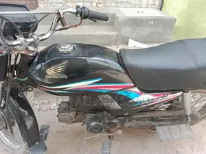 Honda 70 Dream Motorcycle - 2016 Model Classic Ride