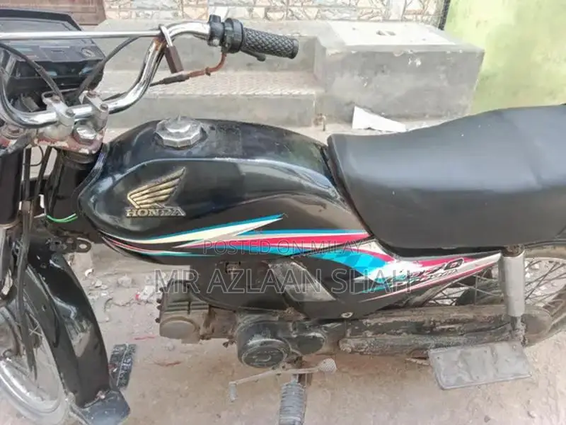 Honda 70 Dream Motorcycle - 2016 Model Classic Ride