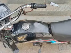 Honda 70 Dream Motorcycle - 2016 Model Classic Ride