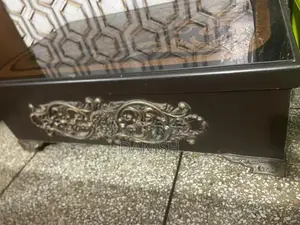 Solid Wood Table in Near-Pristine Condition