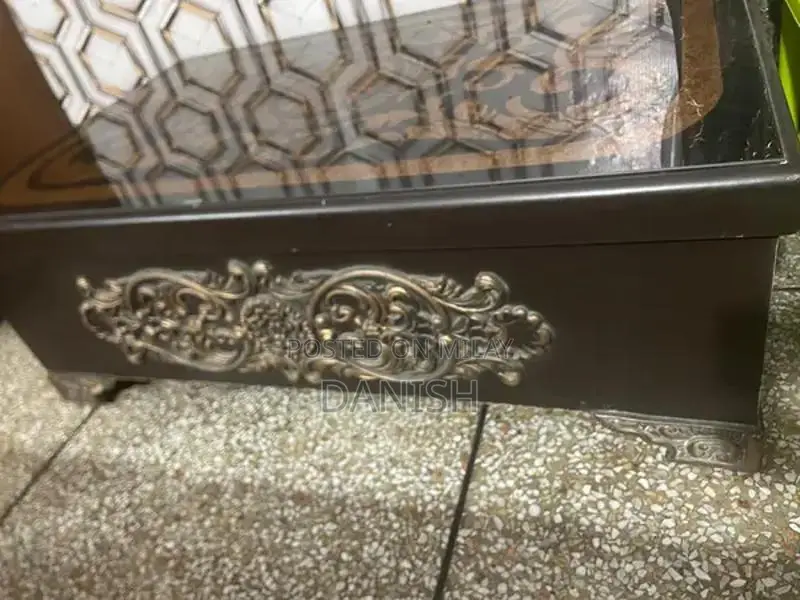 Solid Wood Table in Near-Pristine Condition