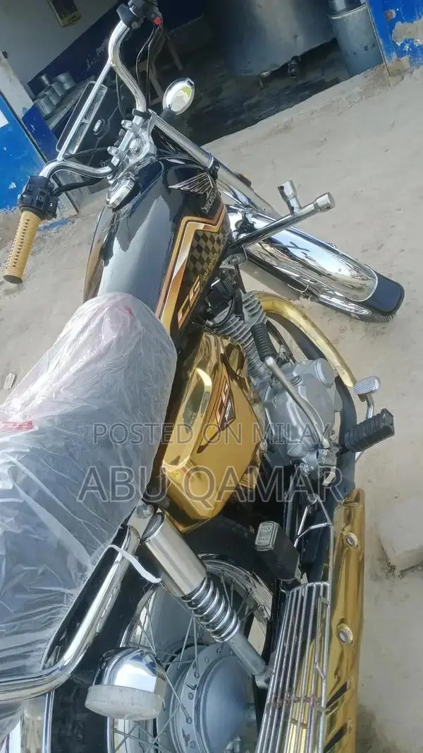 CG 125 Gold Edition Motorcycle - Classic Single Cylinder Bike