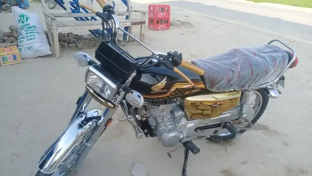 CG 125 Gold Edition Motorcycle - Classic Single Cylinder Bike